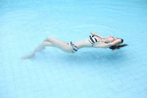 Diện trang phục bikini đen sọc trắng, người đẹp họ Trà khéo khoe được làn da trắng sáng và thân hình nóng bỏng của mình. Diện trang phục bikini đen sọc trắng, người đẹp họ Trà khéo khoe được làn da trắng sáng và thân hình nóng bỏng của mình.