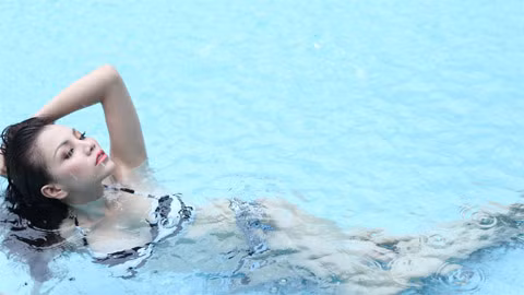 Sở hữu chiều cao 1,71m và số đo ba vòng chuẩn 90-62-94, Trà Ngọc Hằng có dịp tạo dáng uyển chuyển theo làn nước trong xanh của bể bơi ngày hè. (Theo vietnamnet)