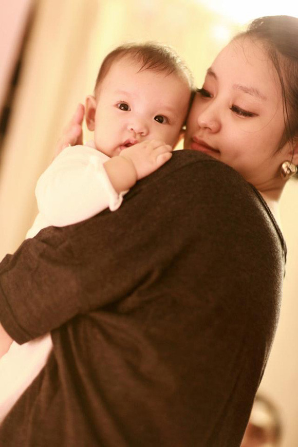 Là một trong những hot girl đời đầu ở Hà Nội, Mi Vân sở hữu gương mặt với các đường nét "không chê vào đâu được". Đã có một thời, truy cập vào bất cứ web nào hay mua bất kỳ một tờ báo nào, người ta cũng có thể thấy hình ảnh xinh xắn của Mi Vân.