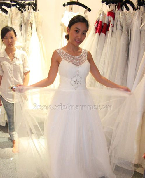 Được biết, chú rể là người Thụy Điển, cha mẹ chú rể sẽ có mặt tại Việt Nam trong ngày hôn lễ để làm chủ hôn cho đôi tân nương, tân lang. Từ đây cho đến ngày cưới, cô dâu vẫn chạy show đều đặn và còn quay clip để chuẩn bị cho single mới trong thời gian tới. (Theo 2sao) Được biết, chú rể là người Thụy Điển, cha mẹ chú rể sẽ có mặt tại Việt Nam trong ngày hôn lễ để làm chủ hôn cho đôi tân nương, tân lang. Từ đây cho đến ngày cưới, cô dâu vẫn chạy show đều đặn và còn quay clip để chuẩn bị cho single mới trong thời gian tới. (Theo 2sao)