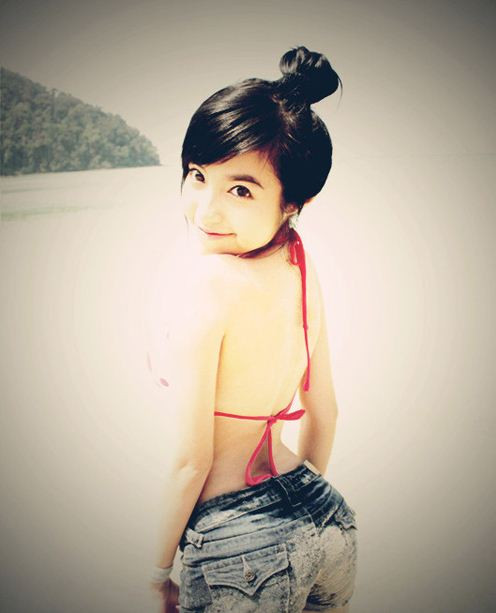 Giữa cảnh sắc thật hữu tình của biển, của rừng, Elly trong bộ bikini hồng thật quyến rũ.