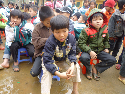 Chỉ có 30% các em học sinh học lên Trung học cơ sở, 70% học sinh học xong cấp 1 phải nghỉ ở nhà để “cõng sắn”, lên rừng mưu sinh cùng bố mẹ.