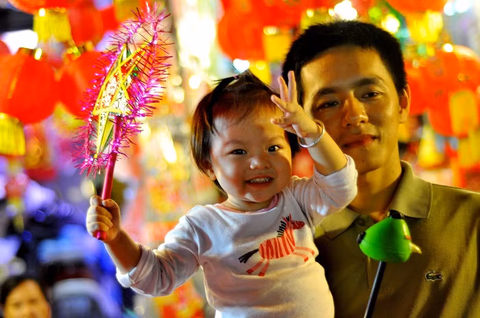 Người lớn đang "cướp" Trung thu của trẻ con ảnh 2 Người lớn đang "cướp" Trung thu của trẻ con ảnh 2