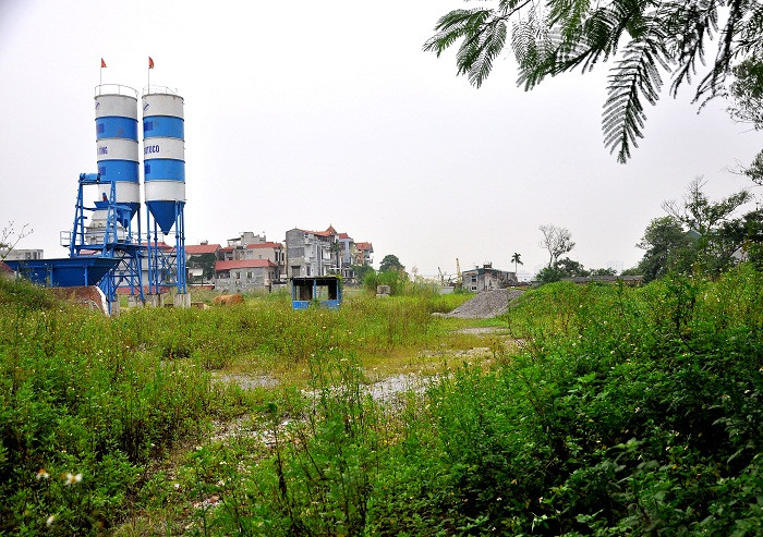 Cỏ mọc um tùm phía trong dự án B5 Cầu Diễn. Cỏ mọc um tùm phía trong dự án B5 Cầu Diễn.