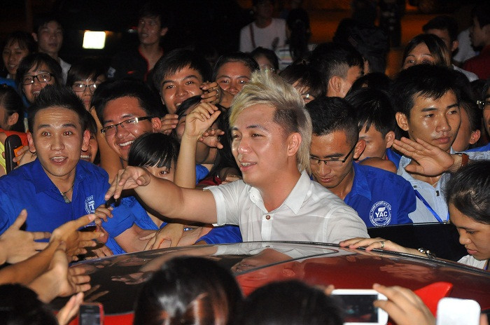 Những cái bắt tay, nhưng nụ cười... giữa ca sĩ Minh Vương và sinh viên trong trường.