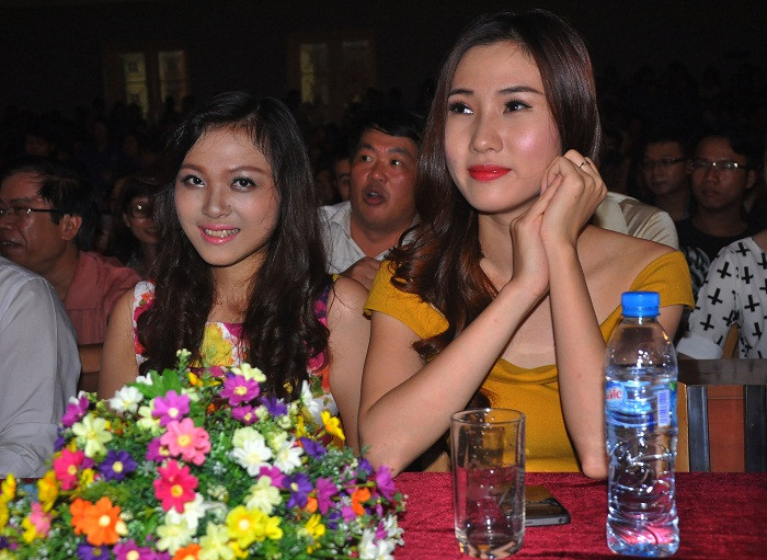 Bên cạnh vị khách mời trong BGH nhà trường, nhà tài trợ, chương trình được đón tiếp cựu sinh viên là Hoa hậu biển Nguyễn Thị Loan (bên trái), Top 20 người đẹp hoa hậu Việt Nam Bùi Hà Anh.