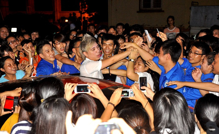 Bên cạnh những tiết mục được dàn dựng công phu, sự xuất hiện của ca sĩ Minh Vương đã mang đến cho đêm hội một không khí sôi động và cuồng nhiệt hơn bao giờ hết.