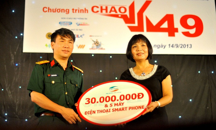 Trong đêm hội nhiều suất học bổng đã được trao cho các bạn sinh viên nghèo và những thủ khoa từ 8 đơn vị tài trợ.