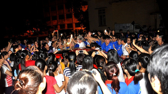 Biển người” đổ ra khu vực xe ca sĩ Minh Vương đỗ