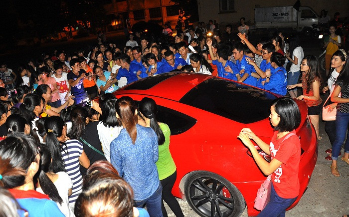 Đêm hội ca nhạc kết thúc trong niềm vui và rộn ra tiếng reo hồ cười đùa của các bạn sinh viên Thương Mại.