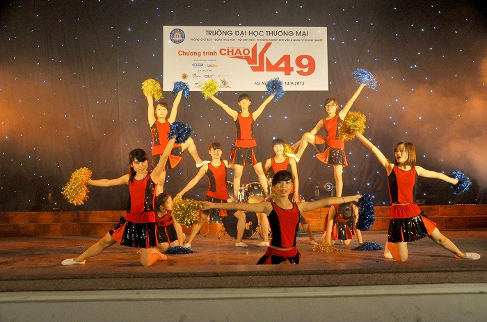 Đêm nhạc hội bắt đầu với những tiết mục sôi động khuối động hàng nghìn sinh viên trong trường.