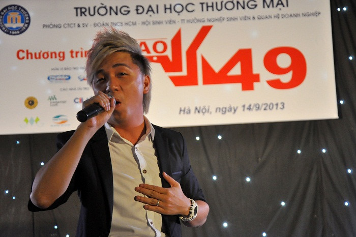 Minh Vương đã gửi tới đêm gala với 4 ca khúc ý nghĩa với lời chúc thành công và học tập tốt đối với các bạn sinh viên Thương Mại.