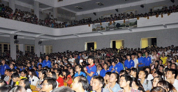 Hội trường H1, Đại học Thương mại đông kín sinh viên tới đón xem “bữa tiệc âm nhạc” chào tân sinh viên.