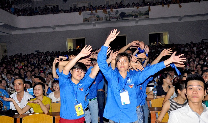 Các bạn tình nguyện viên cũng “cháy” không ngừng trong đêm nhạc hội.