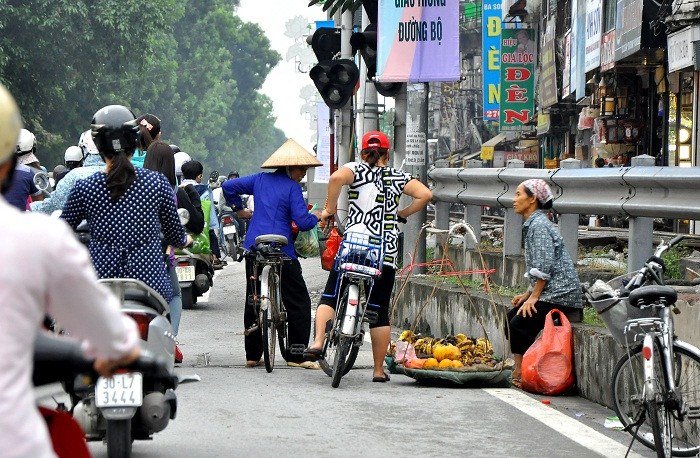 Bơm xe và đi thẳng về hướng đường Xã Đàn (ảnh: người phụ nữ hỏi giá hoa quả trên đường Lê Duẩn). Bơm xe và đi thẳng về hướng đường Xã Đàn (ảnh: người phụ nữ hỏi giá hoa quả trên đường Lê Duẩn).