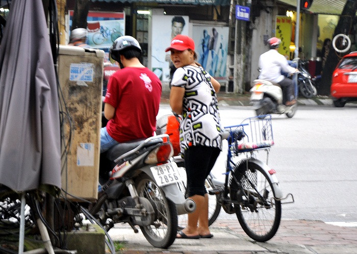 Khi phát hiện có người chụp ảnh chị ta hốt hoảng… Khi phát hiện có người chụp ảnh chị ta hốt hoảng…