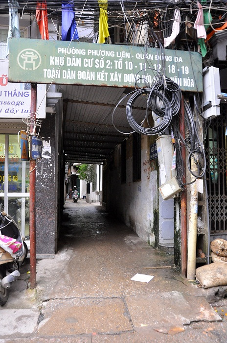 Theo xe người phụ nữ vào ngõ Tổ dân phố số 3 phường Kim Liên, Đống Đa chúng tôi đã bị mất dấu. Theo xe người phụ nữ vào ngõ Tổ dân phố số 3 phường Kim Liên, Đống Đa chúng tôi đã bị mất dấu.