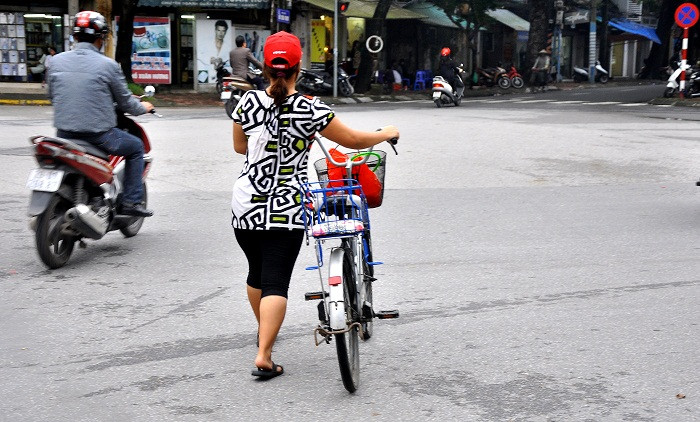 Lợi dụng lòng tin và tính thương người, người phụ nữ này đã lừa gạt hàng chục người trên phố. Lợi dụng lòng tin và tính thương người, người phụ nữ này đã lừa gạt hàng chục người trên phố.