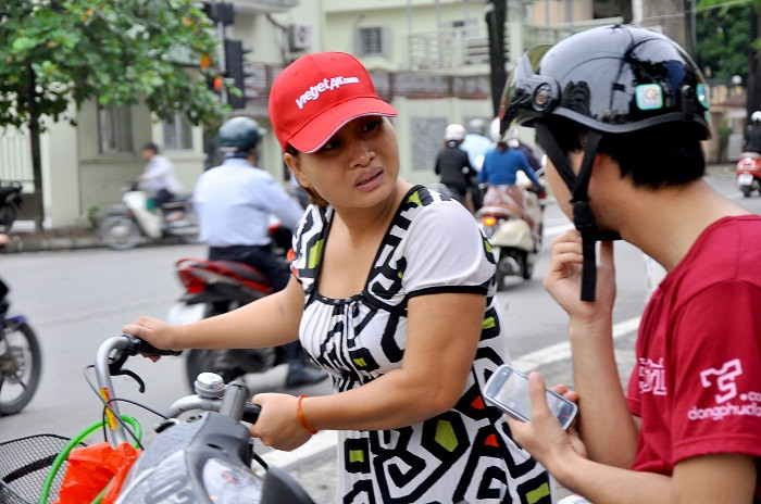 Nét mặt nhăn nhó có vẻ khổ sở để lừa người kiếm tiền (ảnh: người phụ nữ xin tiền anh An lần thứ 2). Nét mặt nhăn nhó có vẻ khổ sở để lừa người kiếm tiền (ảnh: người phụ nữ xin tiền anh An lần thứ 2).