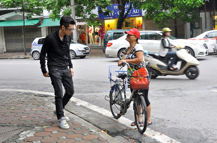 Được gọi ra từ một cửa hàng trên đường Bà Triệu, người thanh niên đã tin và cho người phụ nữ này 20.000 đồng. Được gọi ra từ một cửa hàng trên đường Bà Triệu, người thanh niên đã tin và cho người phụ nữ này 20.000 đồng.