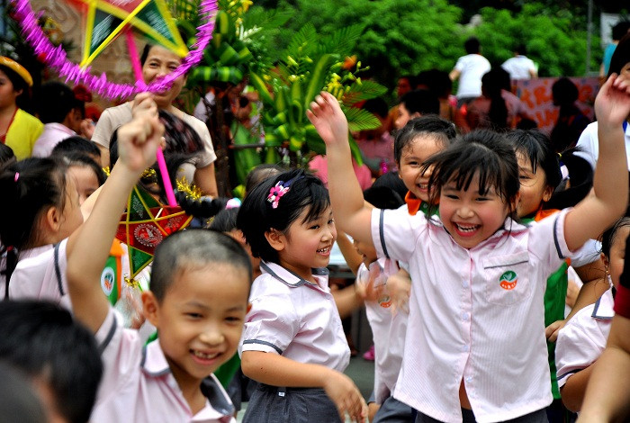 Những nét mặt hồn nhiên nhảy múa vui chơi của các em học sinh.