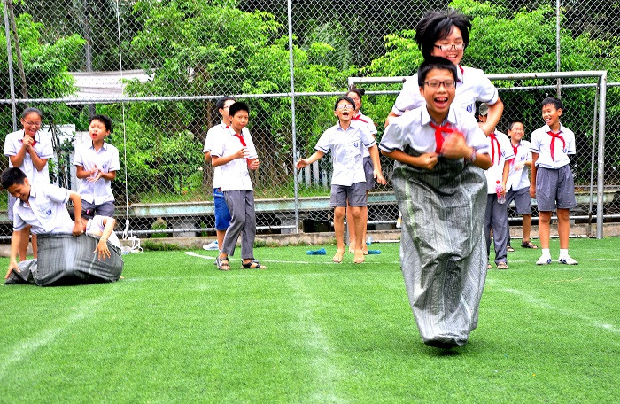 Trò chơi nhày bao bố để tạo cho các em tinh thần đoàn kết, cố gắng