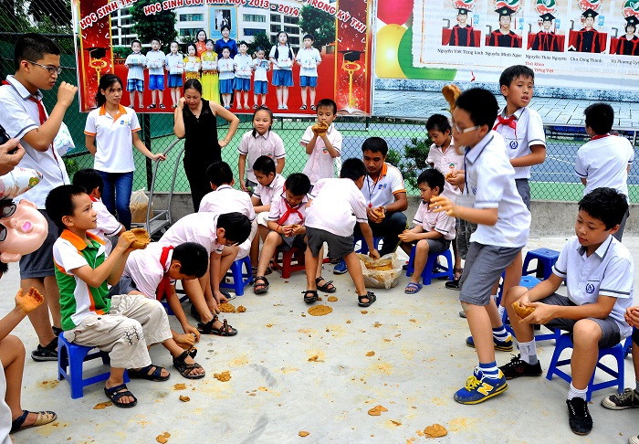 Tuy nhiên các em được thầy giáo trong trường hướng dẫn cũng đã có nhiều em làm nổ được pháo đất.