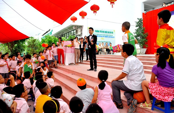 Các em học sinh thích thú với màn làm ảo thuật.