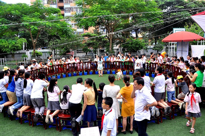 Vui nhộn, hấp dẫn trong trò chơi bịt mắt bắt dê…