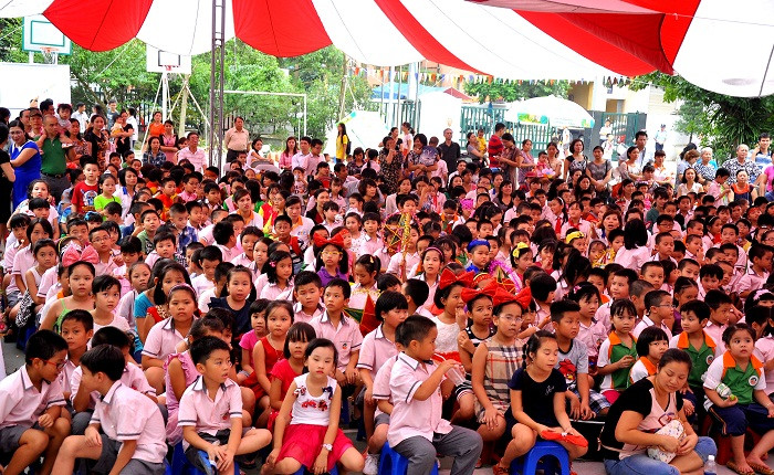 Tất cả các học sinh các khối Tiểu học của trường và phụ huynh đã đến tham gia chương trình Trung thu.