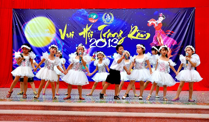 Các tiết mục văn nghệ đặc sắc trong buổi Tết Trung thu 2013 do chính các học sinh Trường Tiểu học Ngôi sao Hà Nội thể hiện thành công.