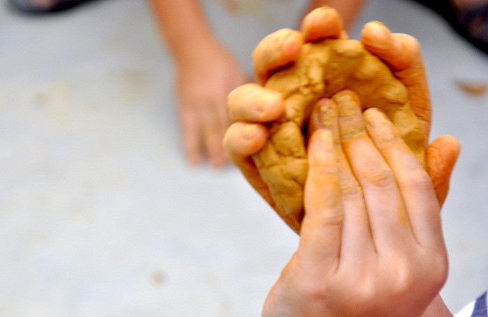 Trò chơi nổ pháo đất còn nhiều bỡ ngỡ với các em học sinh.