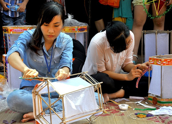 Đèn kéo quân cũng được làm và tái hiện trong ngày vui này.