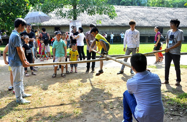 Trong 2 ngày diễn ra chương trình vui trung thu 2013, nhiều trò chơi dân gian được tái hiện lại. Ảnh là trò chơi nhảy chữ thập