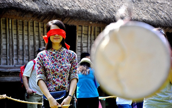 Bịt mắt đập trống để mô phỏng lại trò chơi bịt mắt đập niêu…