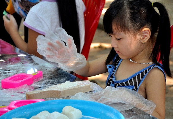 Bé được tự tay làm bánh dẻo theo hình bé thích như: con chuật, con mèo, con cá…