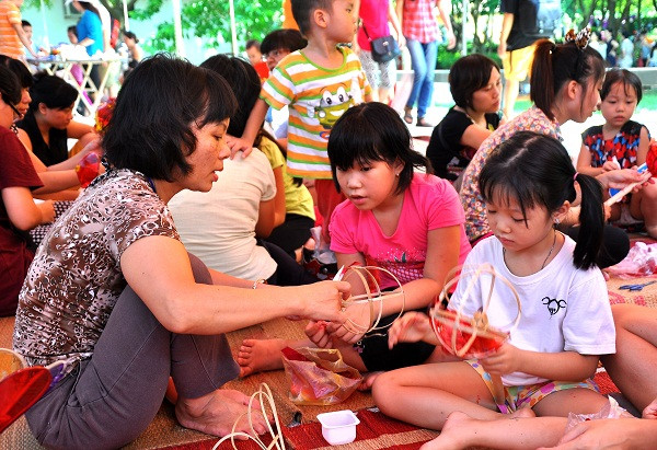 Cùng thử sức làm đồ chơi truyền thống bằng chất liệu tre