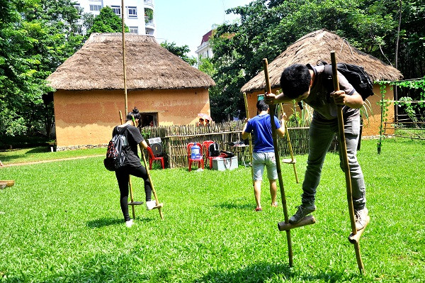 Đi cà kheo – trò chơi mà ai cũng tò mò và muốn thử