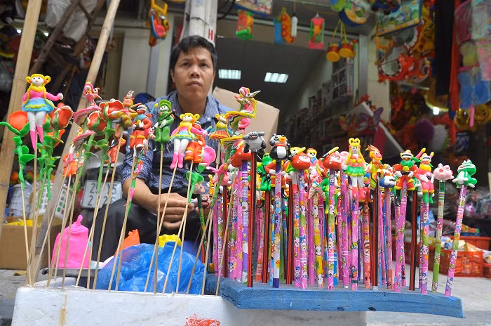 Tò he được nặn bởi chính đôi bàn tay khéo léo của người nghệ nhân. Tò he luôn xuất hiện ở những lễ hội truyền thống của dân tộc và được nhiều trẻ em thích thú.