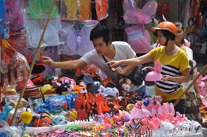 Những chiếc mũ mang đầu con vật như: thỏ, trâu…