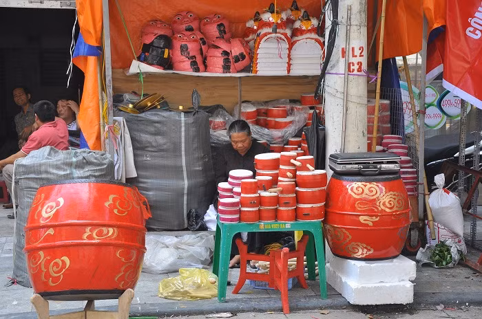 Gian hàng bán đủ các loại trống truyền thống lớn nhỏ trên phố Hàng Lược.