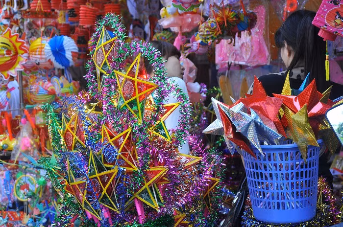 Có lẽ ai cũng biết lời bài hát “Chiếc Đèn Ông sao sao sáng tươi màu…” khi Trung Thu đến. Đèn ông sao được bán trên nhiều cửa hàng trên phố cổ. Món đồ chơi xưa này vẫn còn được giữ nguyên giá trị văn hóa tinh thần trong ngày Tết trung thu.