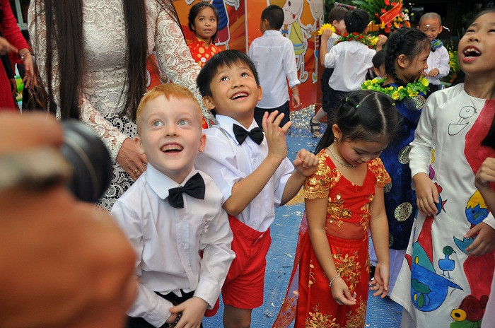 Trong buổi khai giảng sáng nay (9/9) tại Trường Tiểu học, Thiện Nhân nô đùa, hòa đồng cùng bạn bè.