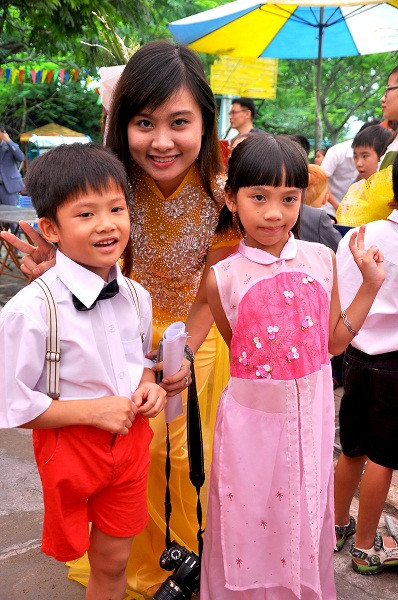 Thiện Nhân hào hứng chụp ảnh kỉ niệm cung thầy cô và bạn bè trong trường.