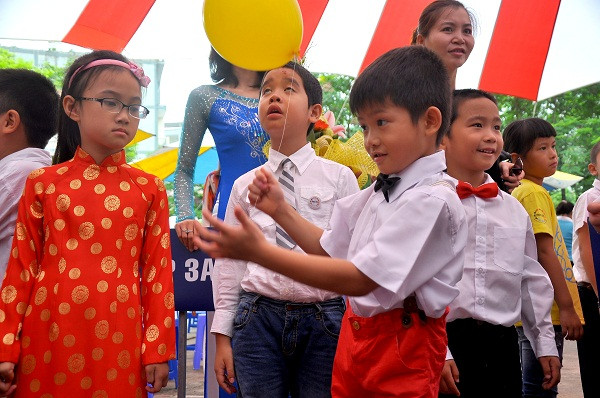 Thiện Nhân tinh nghịch trong buổi lễ khai giảng.