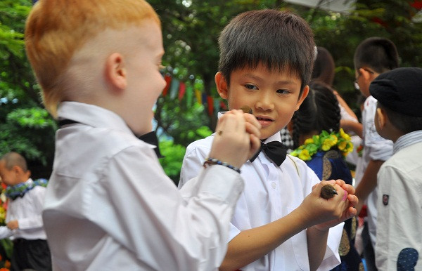 Cùng bạn bè trong trường làm lễ phóng sinh