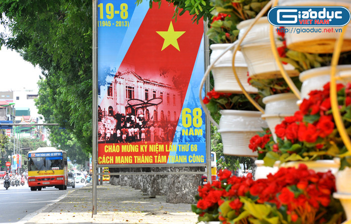 Những tấm pa-nô được dựng lên trang trọng dọc theo tuyến phố Kim Mã.