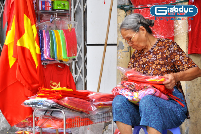Cửa hàng bán cờ Tổ quốc trên phố hàng Bông luôn là điểm cung cấp cờ hàng đầu ở Thủ đô.