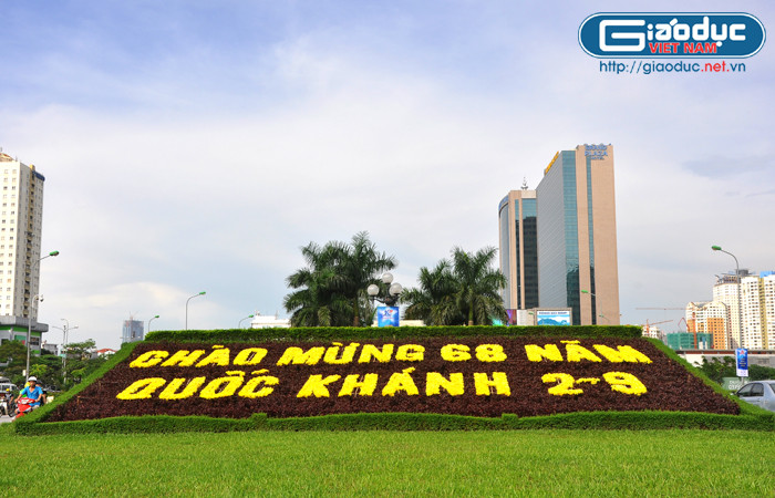 Dòng chữ chào mừng 68 năm Quốc khánh 2-9 được kết bằng hoa đầu đường Trần Duy Hưng.