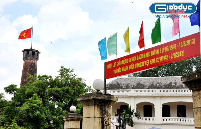 Cột cờ Hà Nội: Cờ đỏ sao vàng tung bay phất phới